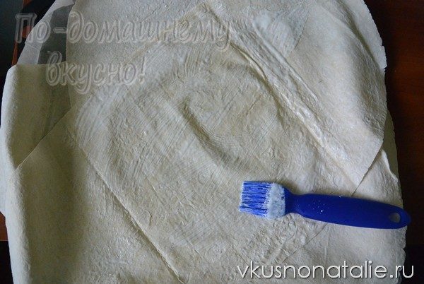 Смазать лаваш со сметаной пирог с творогом и зеленью