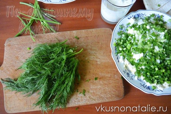 Нашинковать зелень пирог с творогом и зеленью